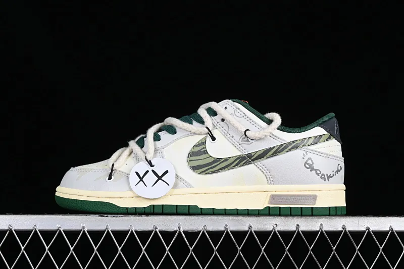 All Categories Nk SB Dunk Series Nk SB Dunk Low Low-top Sneakers Nk Dunk Low Panda Prank-Hip-hop Theme Ghost Face Sea SB Strap Low-top Casual Sneakers DD1391-300